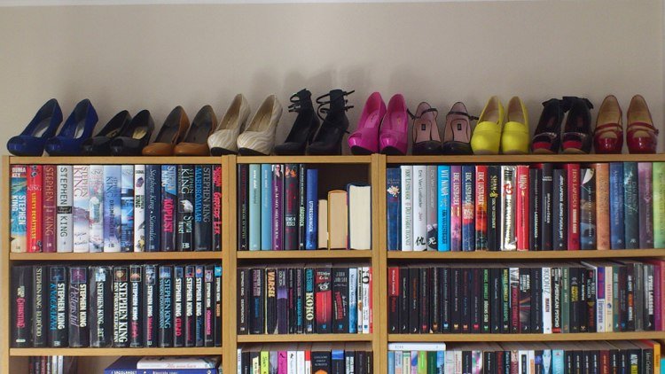 skoställ-design-sko-skåp-platsbesparande-bibliotek-skåp-dekoration-höga klackar