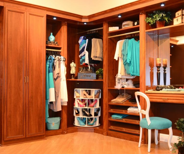 walk-in-closet-med-sko-rack gjord av trä