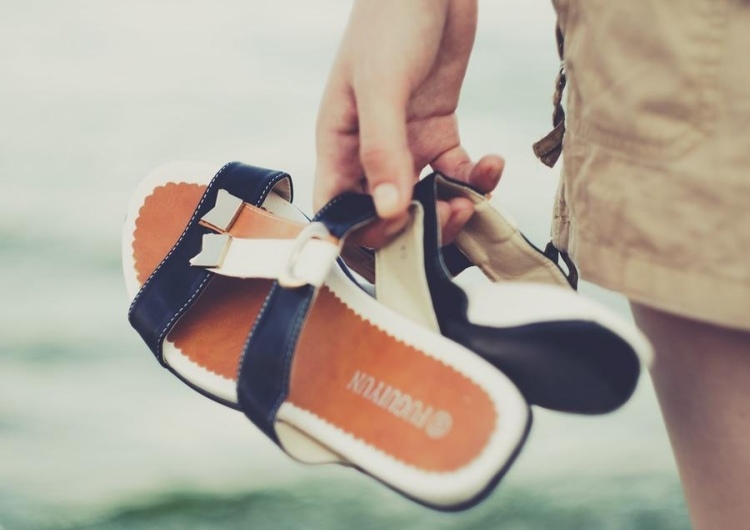 Skotrender för sommarens platta sandaler-blå-vita-remmar
