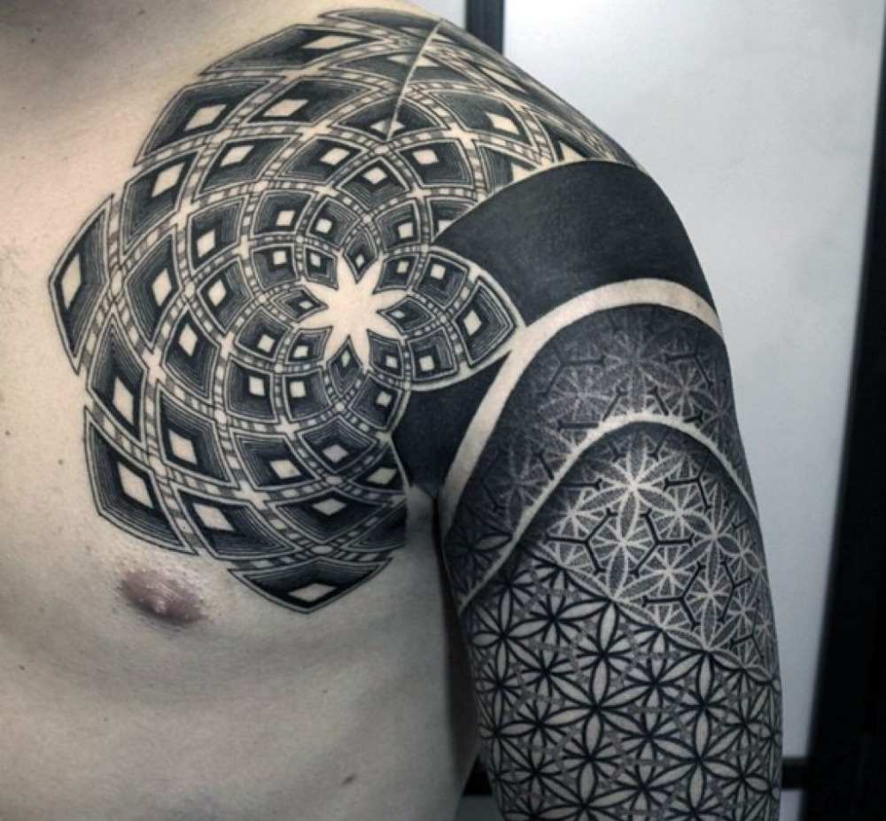 svart band tatuering axel man geometriska figurer