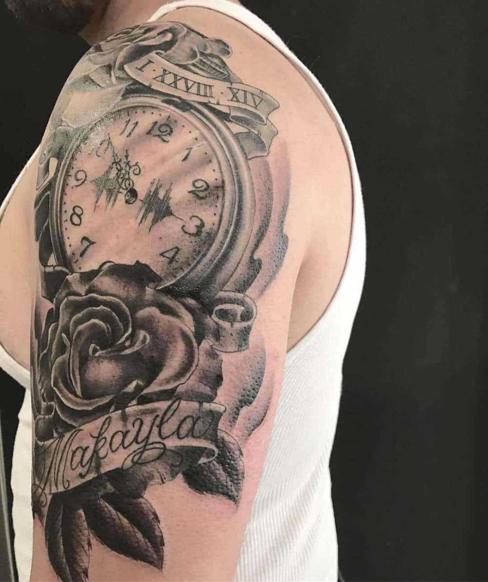 fickur i rosor med romerska siffror tatuering för män