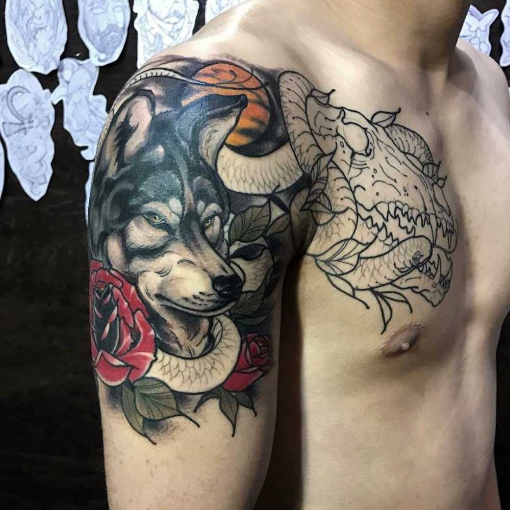 färgad varghuvud tatuering axel man med måne och rosor
