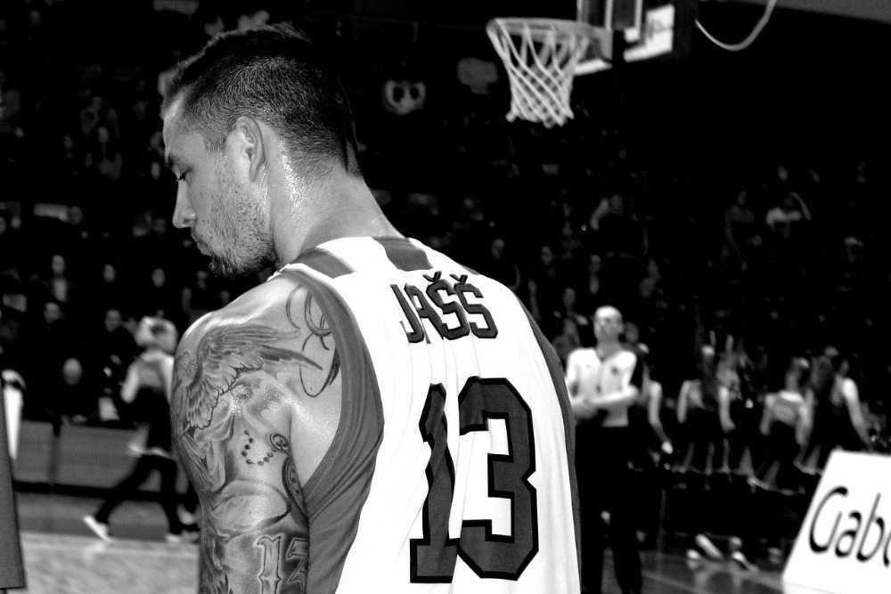 tatuerad basketspelare vinge tatuering axelarm man