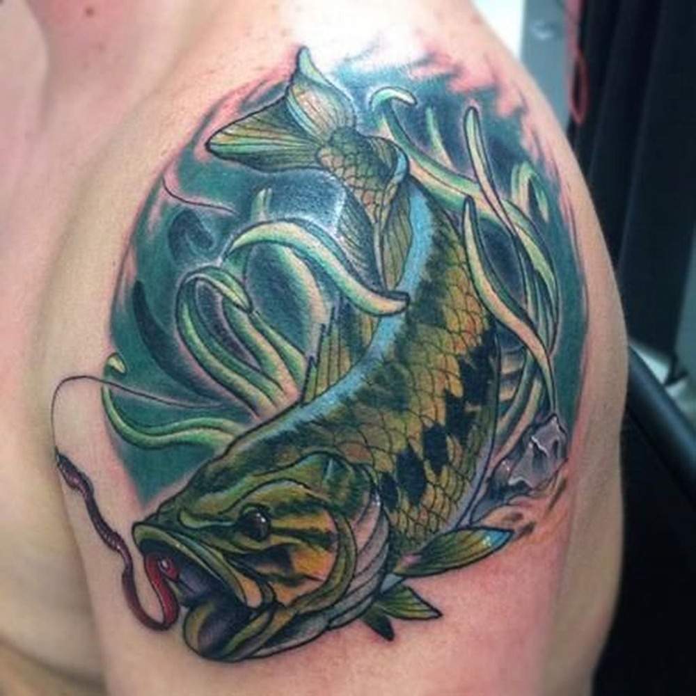 fisk axeltatuering män blå bläck färg symbolisk representation