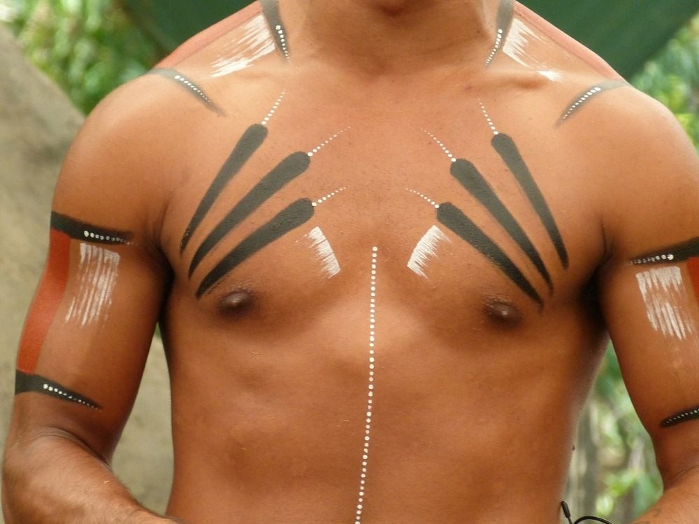 Native maya axel tatuering män med vitt och svart bläck