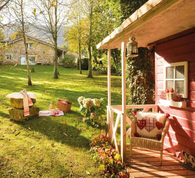 Skötseltips för trädgårdsbod-liten-veranda-rödmålad fasad