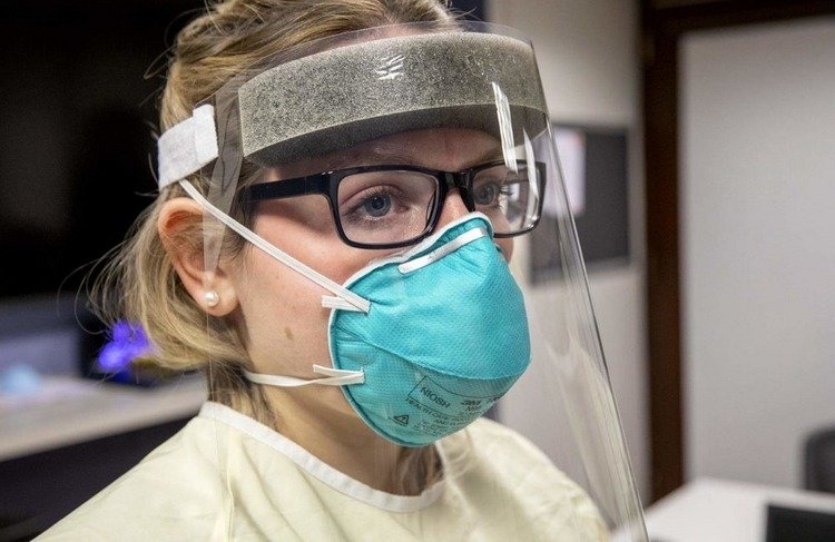 Ansiktsskydd DIY med andningsskydd för personer som bär glasögon