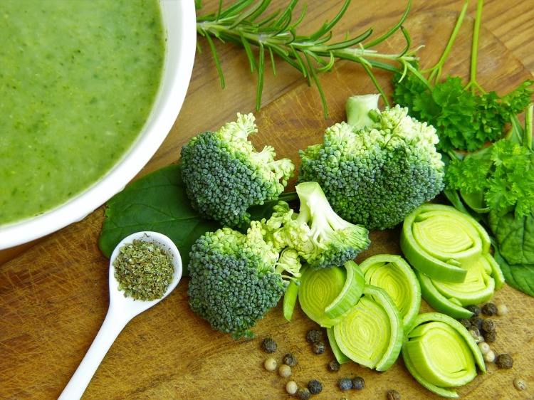 Kryddsoppa och gröna grönsaker som broccoli och purjolök för stark immunitet