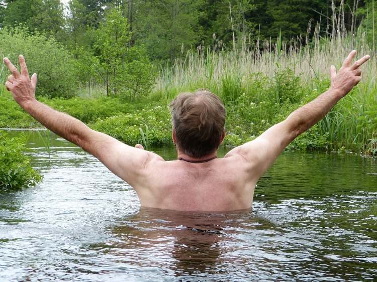 naken vuxen man i bäcken ser fram emot god hälsa och stark immunitet