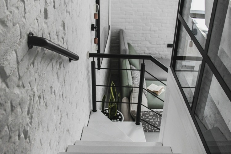 svartvitt inredning omshumelda ukraina lviv loft lägenhet trappor tegel vägg metall räcke