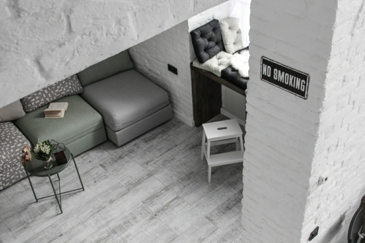 svartvitt uppsättning omshumelda ukrainsk vit tegelvägg restaurerad soffa