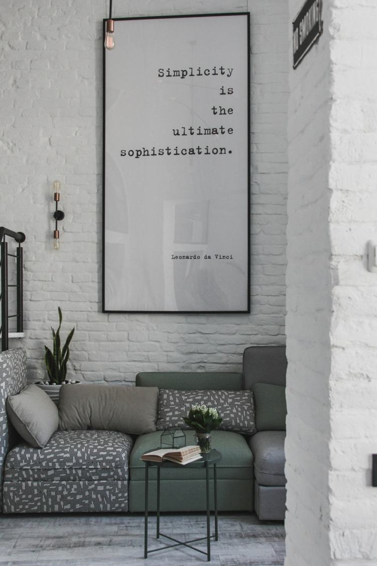 svartvitt inredning omshumelda ukraina lviv loft lägenhet soffa grå mynta soffbord vägg design