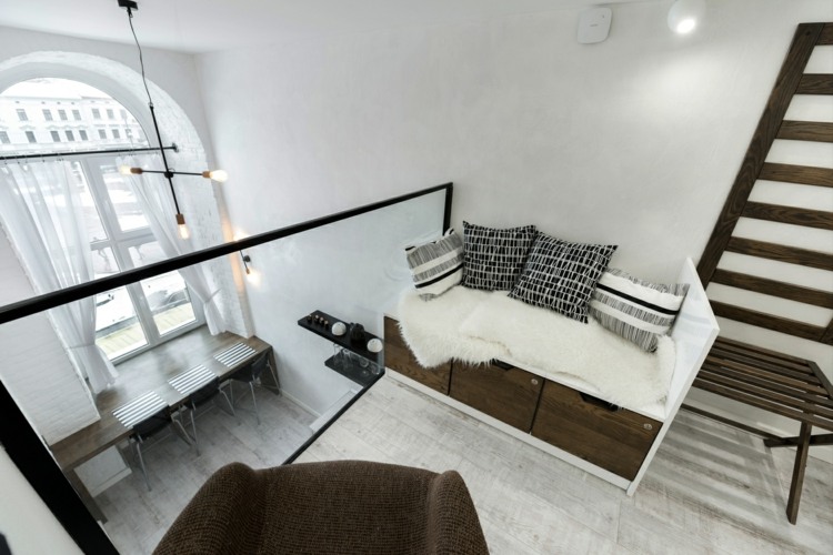 svartvitt möblerad loftlägenhet ukraina mezzanin golv fåtölj soffa glasvägg svart inramad