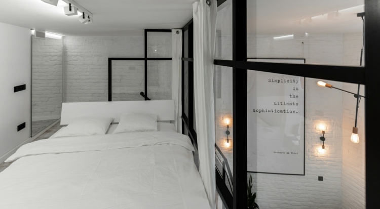 svartvitt inredning omshumelda mezzanine sovrum säng glasvägg