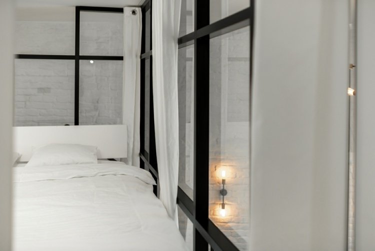 sovrum svartvitt möbler säng stålram kontrast