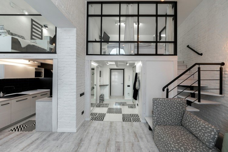svartvitt inredning omshumelda ukraina lviv loft lägenhet entré öppet utrymme minimalistisk