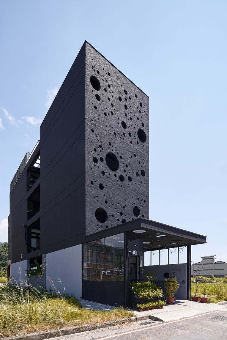 svart fasad modern design onyx upplyst hus taiwan minimalistiska runda hål design cirklar inspirerad av spray arkitektur projekt dagsljus