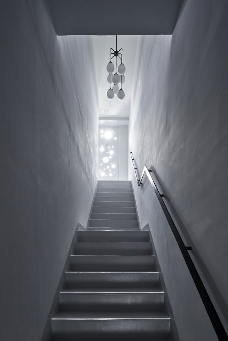 svart fasad modern design onyx upplyst hus taiwan minimalistiska runda hål design cirklar inspirerad av spray arkitektur projekt trappor ljus
