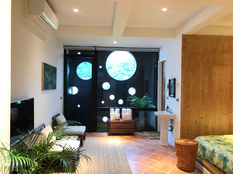svart fasad modern design onyx upplyst hus taiwan minimalistiska runda hål design cirklar inspirerad av spray arkitektur sovrum