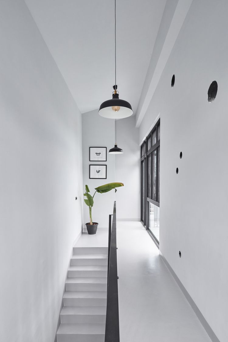 svart fasad modern design onyx upplyst hus taiwan minimalistiska runda hål design cirklar inspirerad av spray arkitektur projekt inre trappor