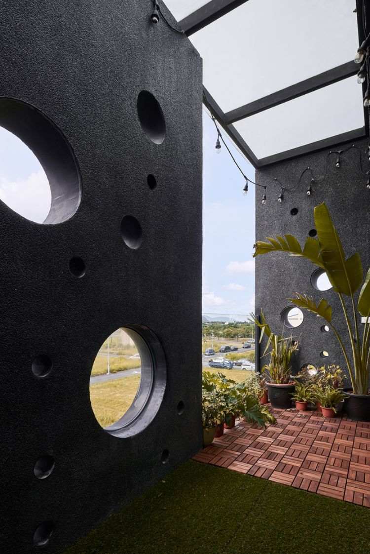 svart fasad modern design onyx upplyst hus taiwan minimalistiska runda hål design cirklar inspirerad av spray arkitektur projekt takterrass