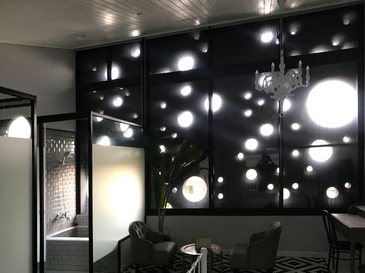svart fasad modern design onyx upplyst hus taiwan minimalistiska runda hål design cirklar inspirerad av spray arkitektur badrum