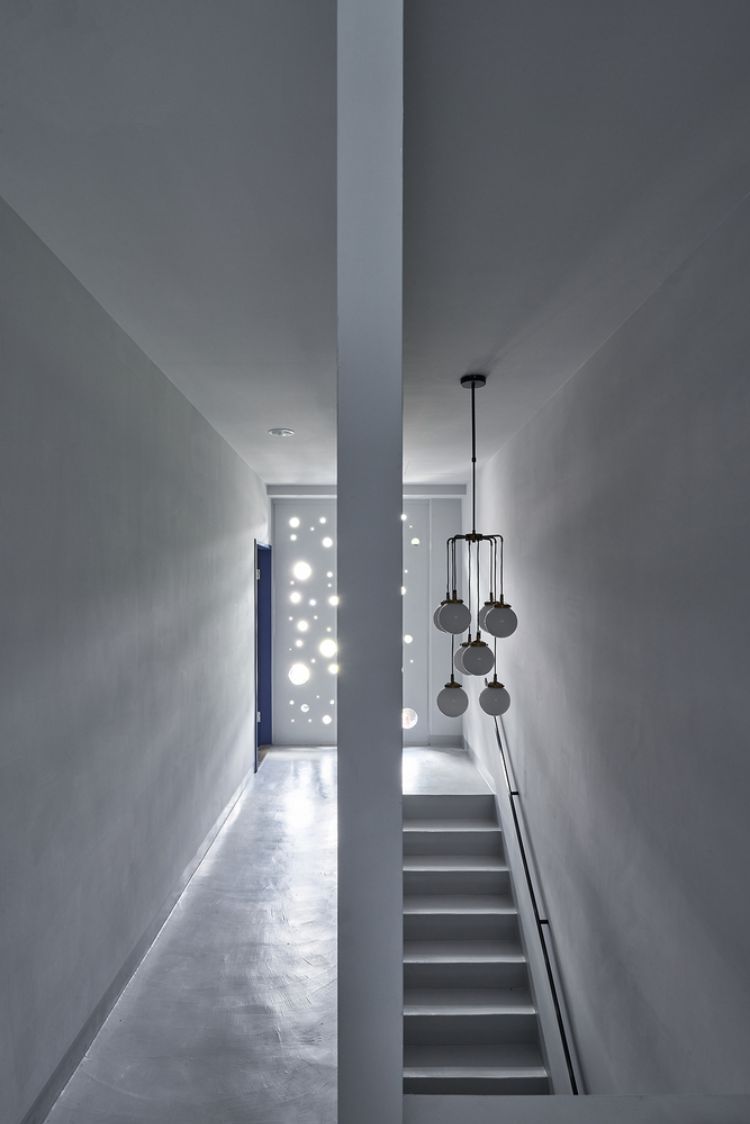 svart fasad modern design onyx upplyst hus taiwan minimalistiska runda hål design cirklar inspirerade havsvågor arkitektur projekt trappor