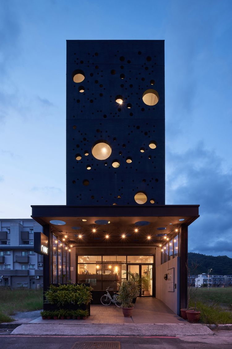 svart fasad modern design onyx upplyst hus taiwan minimalistiska runda hål designcirklar inspirerad av sprayarkitekturprojekt yttre vy