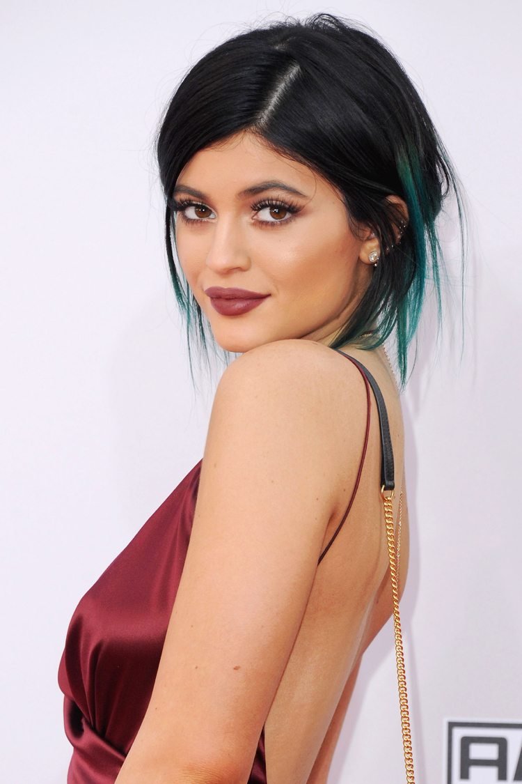 Svart hår med gröna höjdpunkter Kylie Jenner