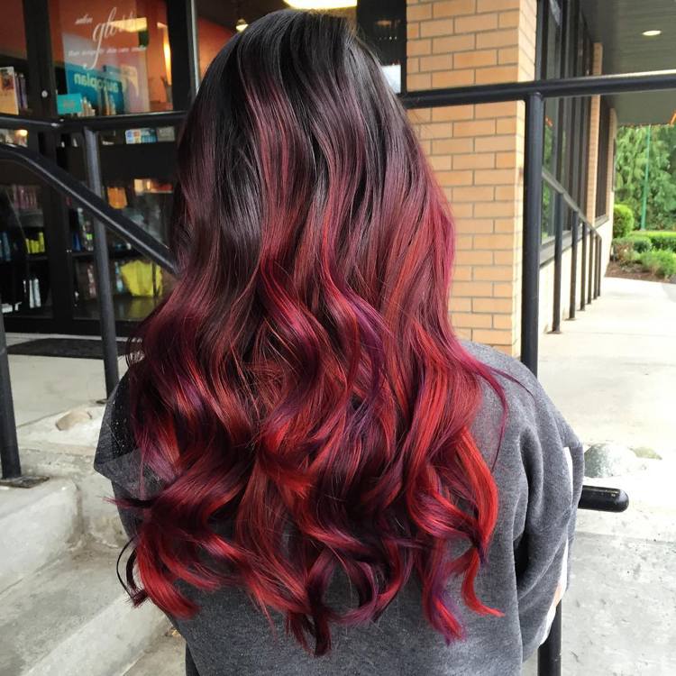Svart hår med röda och lila höjdpunkter