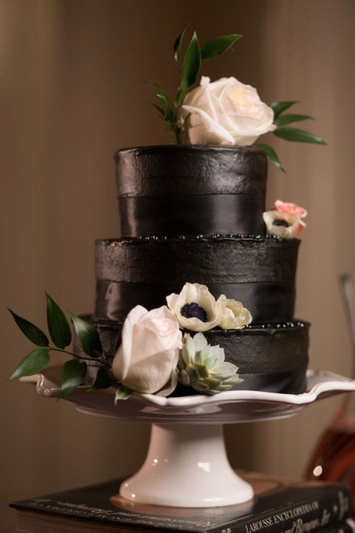 svart-bröllop-tårta-tre-nivå-vita-blommor