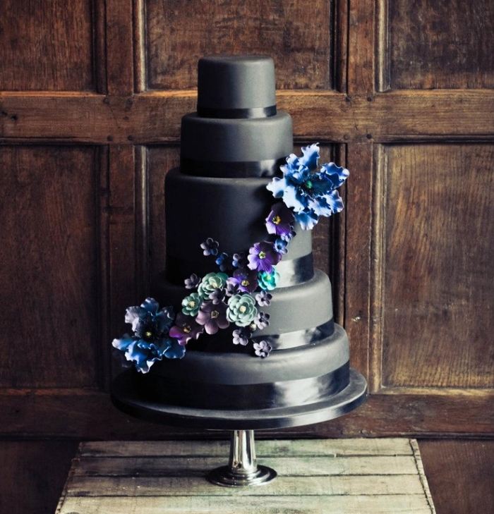 svart bröllopstårta fem-nivå-lila-blå-blomma-krans
