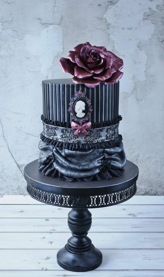 svart-bröllop-tårta-gotisk-ser-lila-blomma