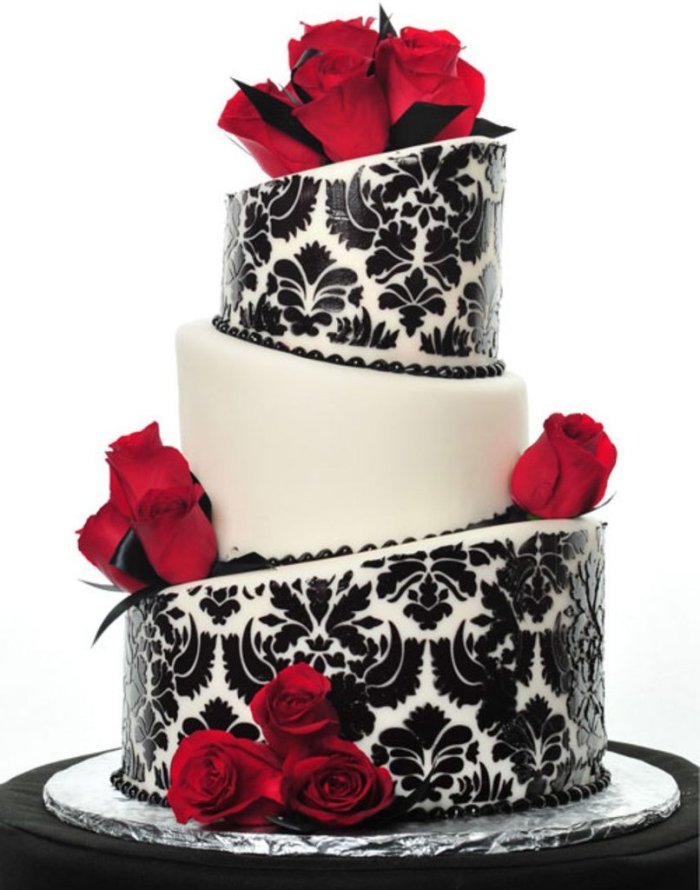bröllopstårta-svart-vit-asymmetrisk-röda rosor