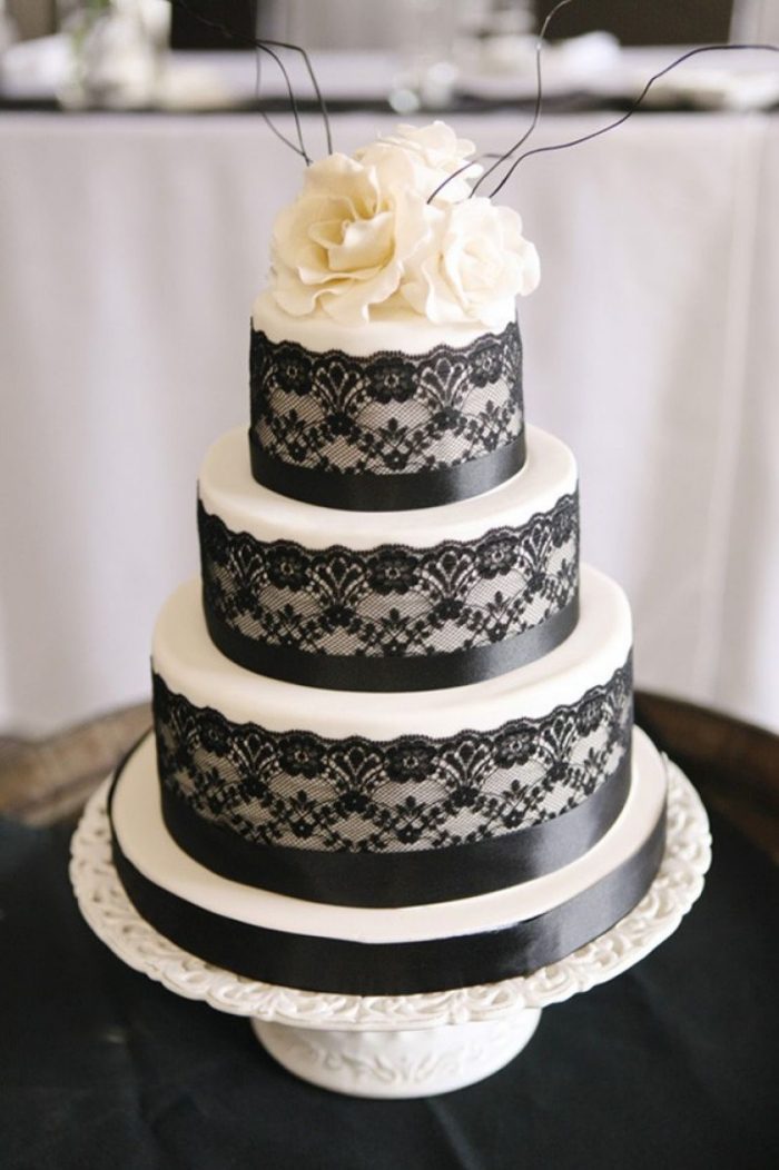 bröllop-tårta-vit-glasyr-svart-spets-rosor