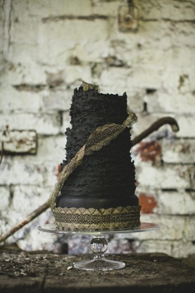 svart-bröllop-tårta-texturerat-fyra-nivå-gyllene-spetsband