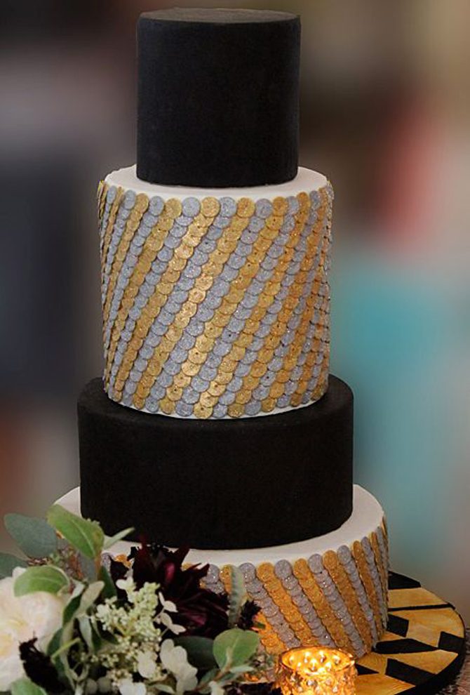svart-bröllop-tårta-fyra-nivå-silver-gyllene-fisk-skalor