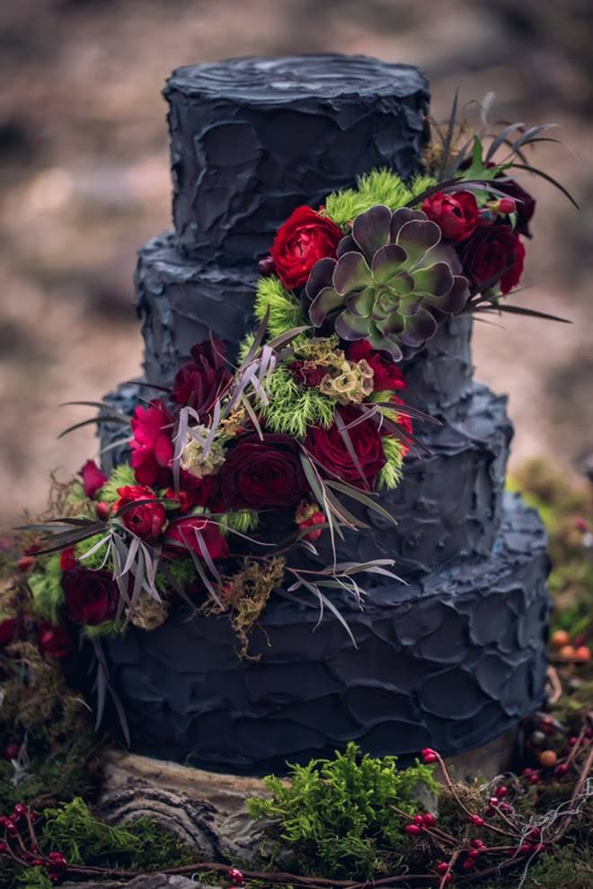 svart bröllopstårta med fyra nivåer texturerad glasyrblommekrans