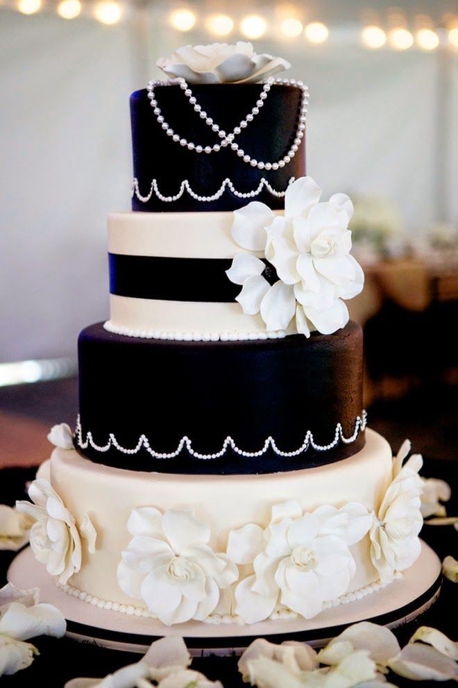 svart-bröllop-tårta-fyra-nivå-vita-blommor
