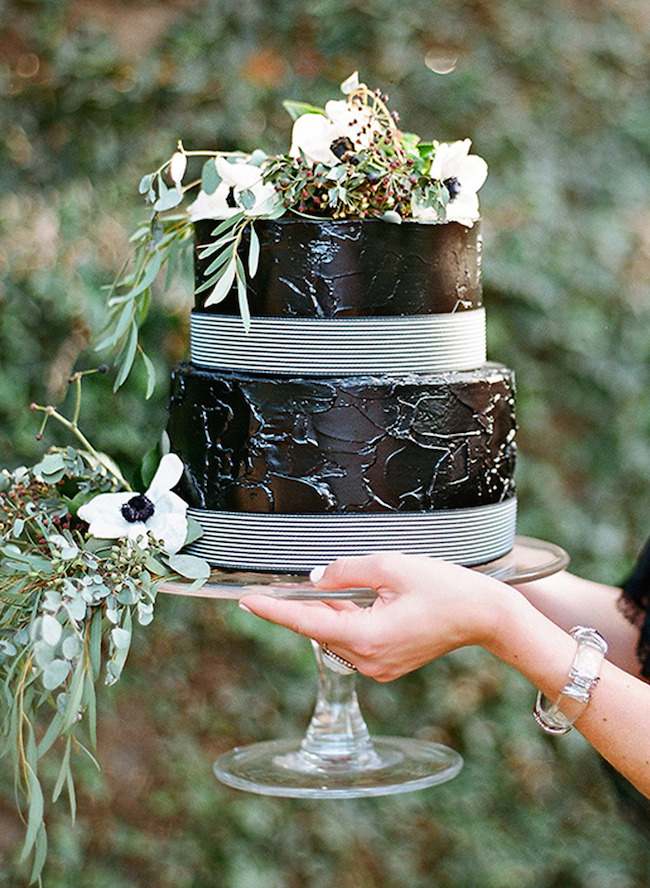 svart-bröllop-tårta-vita-blommor-dekoration