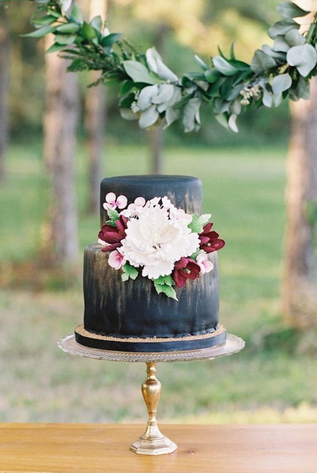 svart-bröllop-tårta-två-nivå-blommig-dekoration-gyllene-glitter