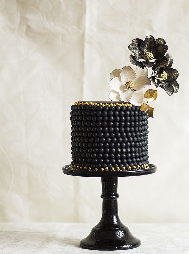 svart-bröllop-tårta-gyllene-svarta-bollar
