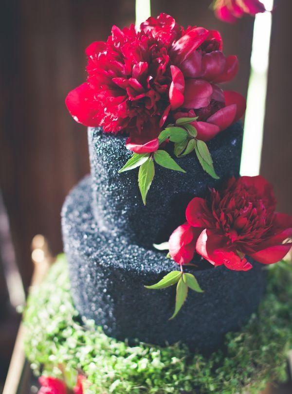 svart bröllopstårta två-tier-textur-röda-blommor