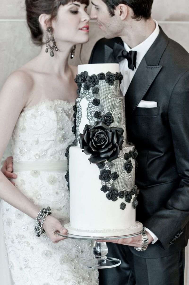 bröllopstårta-svart-vit-ros-spets tyg