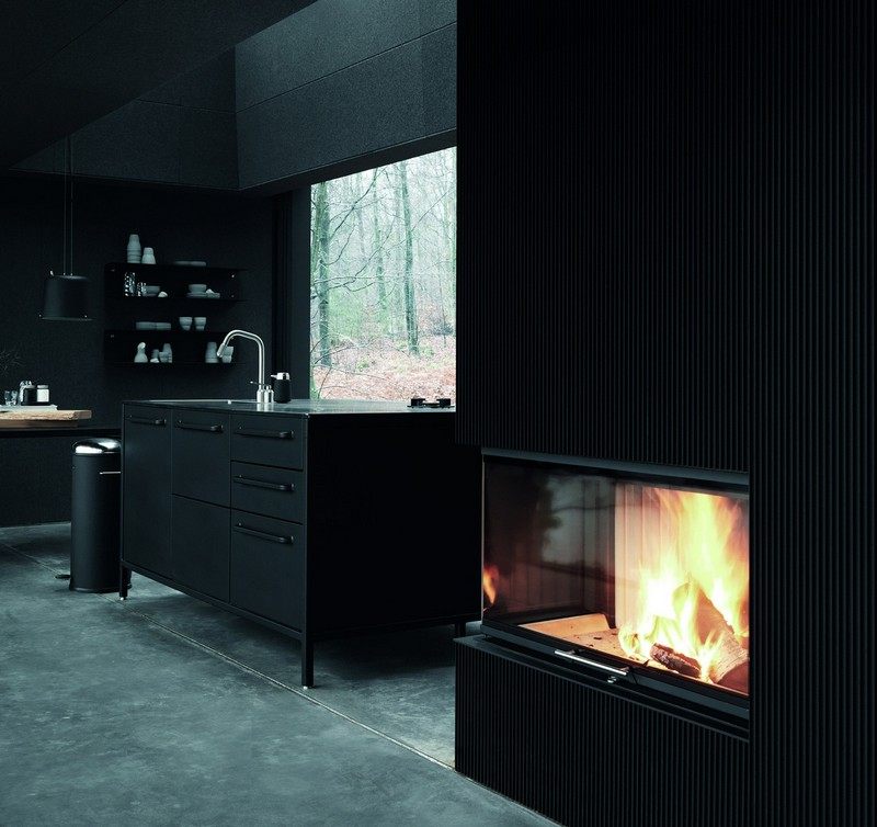 Svarta möbler kök eldstad uppvärmning