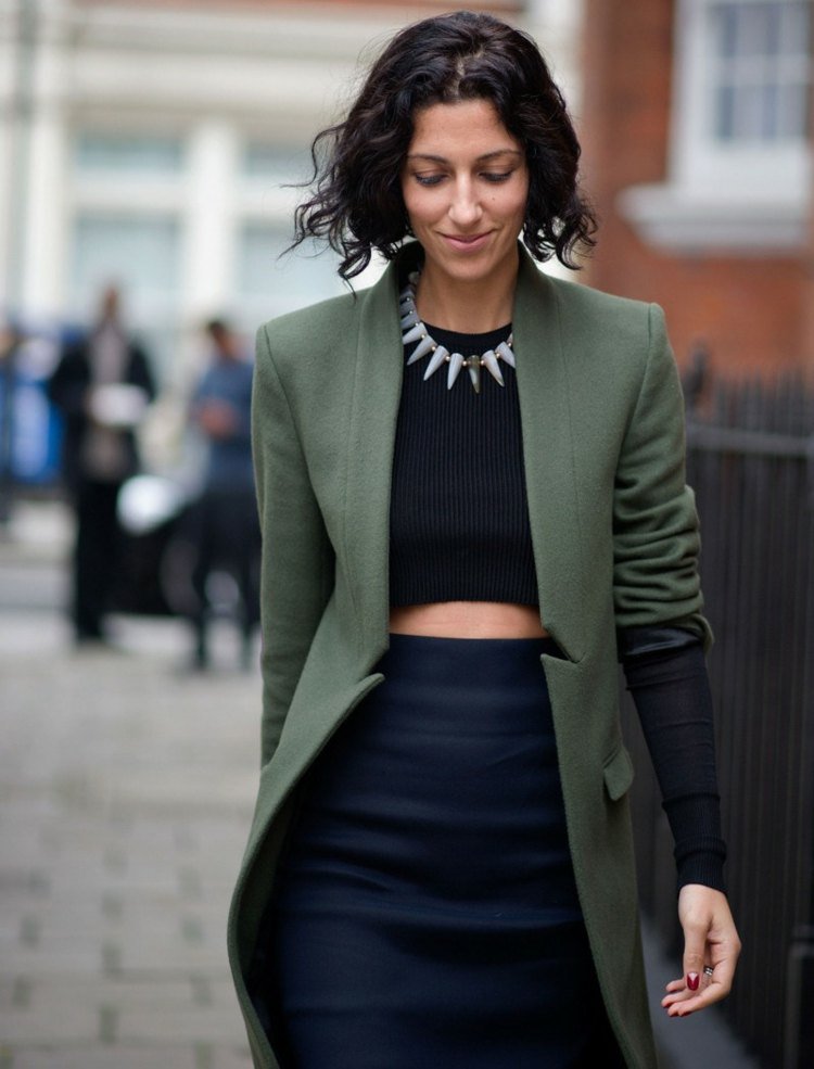 Svart-outfits-samman-kort-top-hög midja-kjol