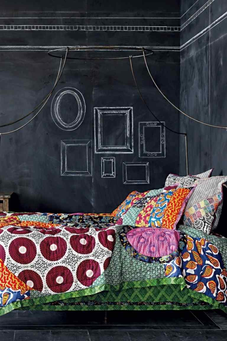 svart vägg måla sovrum vägg design krita färgglada sängkläder