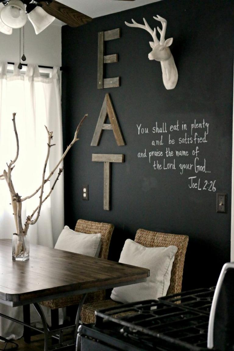 väggfärg svart väggdekoration matbord ren möbler moderna korgstolar