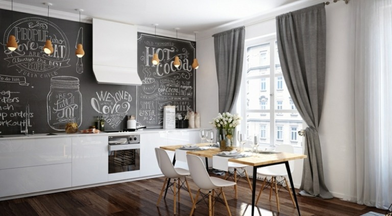 svart väggfärg minimalistiskt kök vita skåp gardiner grå