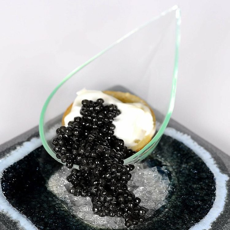 Svart kaviar serverar beluga kaviar delikatesspris